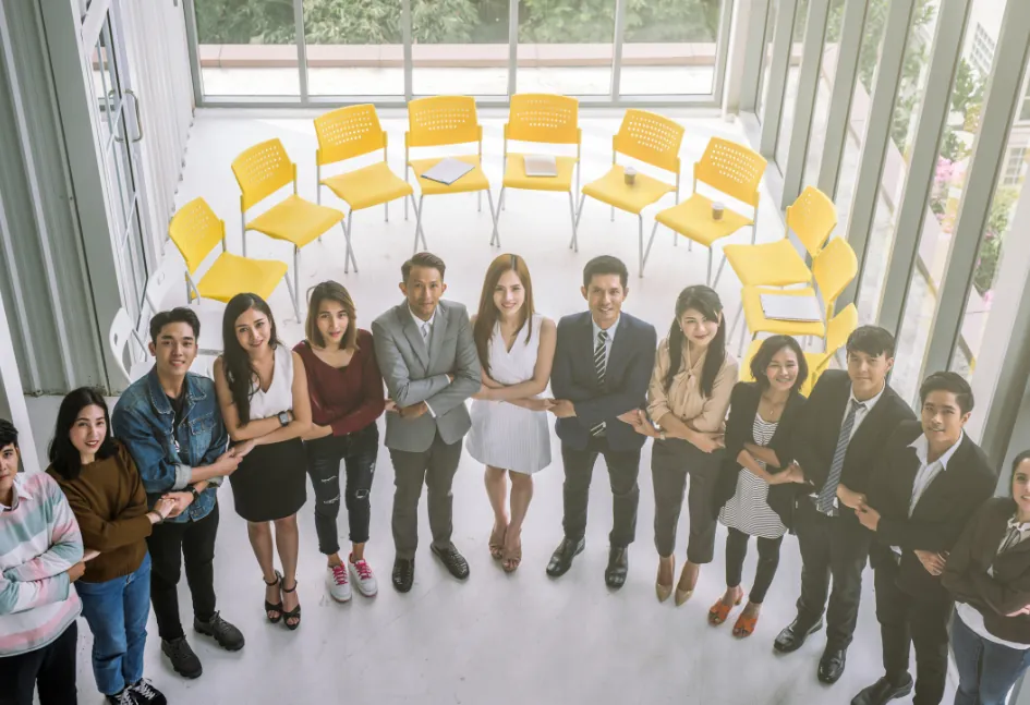 Hình ảnh mô tả luật pháp và quy định về cá cược tại Việt Nam, với biểu tượng công lý và công nghệ.